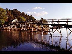 Holzbrücke über den Osterkielen - typisch norwegisch