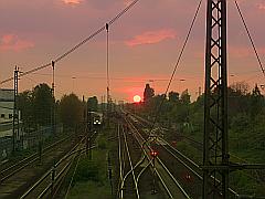 Sonnenuntergang mit Bahn und Schienennetz