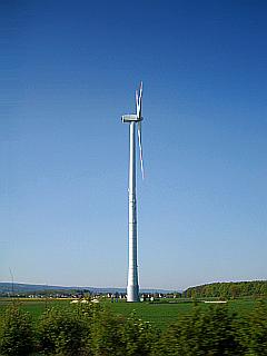 einzelner Windenergie-Generator auf grüner Wiese