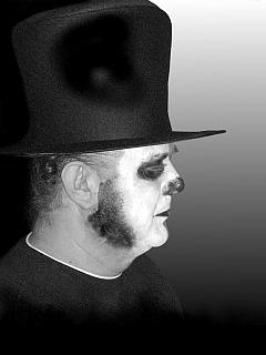 schwarz-weiß Foto eines Mannes mit Hut im Profil