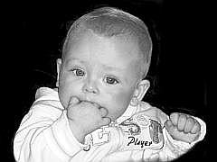 Fotografie eines Babys in schwarz-weiß