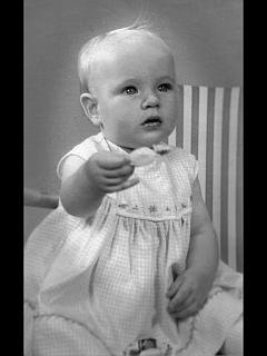 Fotografie eines Babys, Mädchen in schwarz-weiß