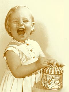 Kleines Mädchen - lachende Göre mit Spieldose