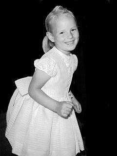 schwarz-weiß Fotografie eines Mädchens im Sommerkleid