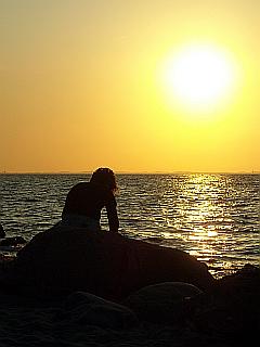 Frau, Silhouette, im Sonnenuntergang am Meer