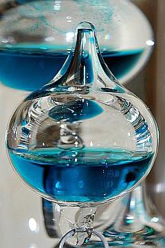 viel Glas und Blau: Galileo Thermometer