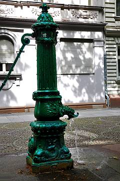 Öffentliche Wasserpumpe