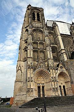 Eckturm der gotischen Kathedrale in Bourges, Frankreich