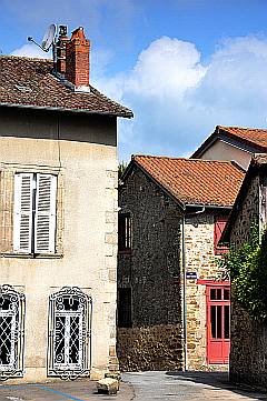 idyllische alte Wohnhäuser in der Rue Saint Leonard in La Gueret