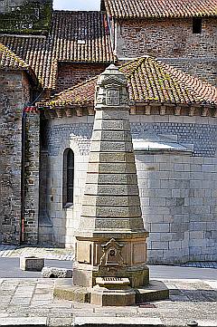 Trinkwasser-Brunnen vorm alten Kloster in La Gueret, Frankreich