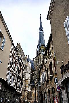 Gasse mit Kirchturm in Fontainebleau