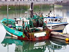 zwei Fischerboote im Hafen von Les Sables d'Olonne