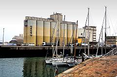 Foto: gelbe Silos am Industriehafen von Les Sables