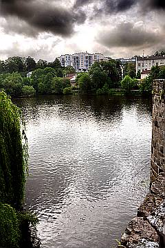 Unwetter über Limoges in Frankreich mit dunklen Wolken