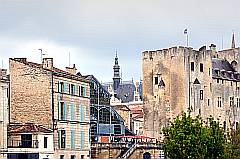 Panorama von Niort in Frankreich mit Blick auf die Burg mit Markthalle