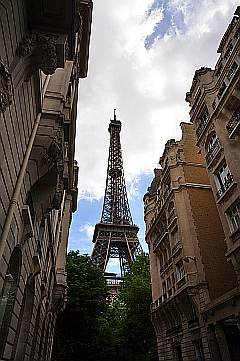 Eifelturm aus der Froschperspektive zwischen den Häusern von Paris