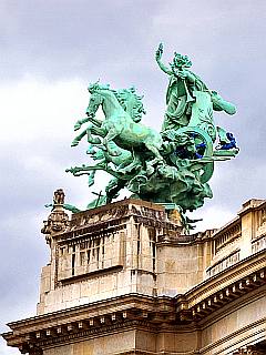 bronzene Statue über dem Seitenportal des Grand Palais