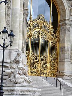 detailreiches Foto vom vergoldeten Portal des Petit Palais
