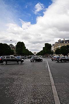 Blick die Champs Elysees rauf zum Triumphbogen