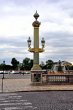 reich verzierte, vergoldete Säule am Place de la Concorde