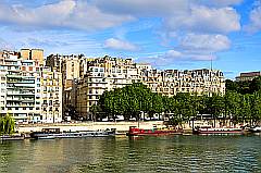 Schiffer auf der Seine mitten in Paris