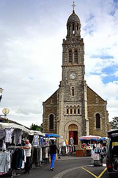 Wochenmarkt auf dem Kirchplatz vor der Kirche