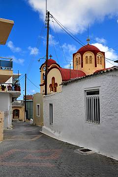 Gasse mit Dorfkirche