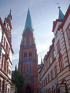 Blick aus der Mecklenburgstraße auf den Turm des schweriner Doms