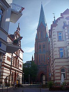 der Turm des schweriner Doms aus der Mecklenburgstraße fotografiert
