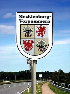 Das Wappen von Mecklenburg-Vorpommern an der Landesgrenze
