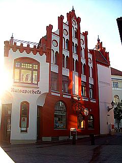 die Rats Apotheke in Wismar in der gleißenden Morgensonne