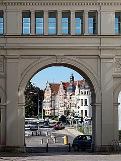Blick durch einen Torbogen in Schwerin