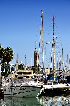Yachthafen mit Leuchtturm, Estepona