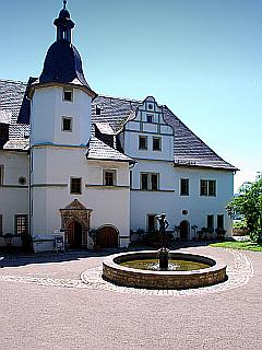 Stadtseite vom Renaissanceschloss mit Brunnen