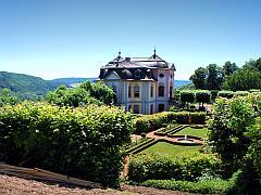Das Dornburger Rokokoschloss mit Schlossgarten